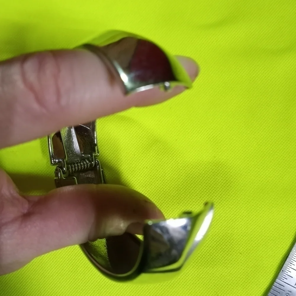 Silvertone smooth wavy hinged bracelet 2 x 2.5 i.d.